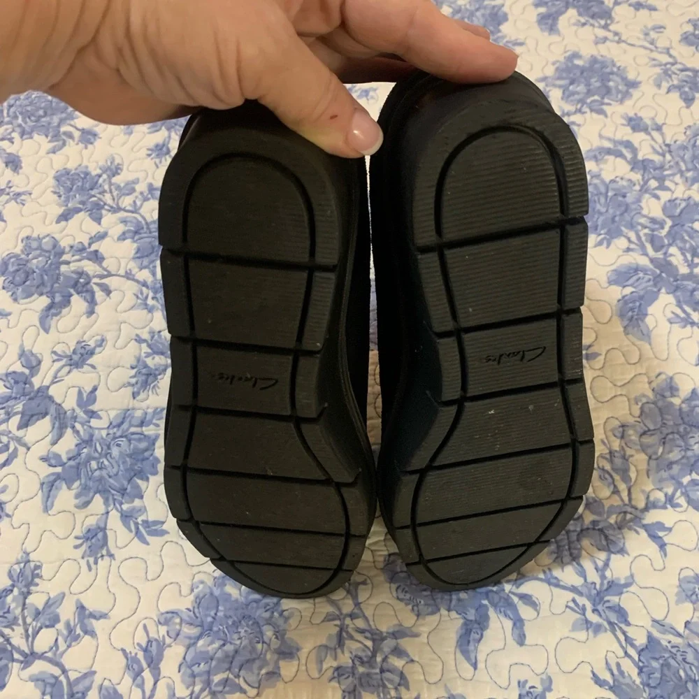 Clarks Black Flats Sleek Design - Picture 5 of 5